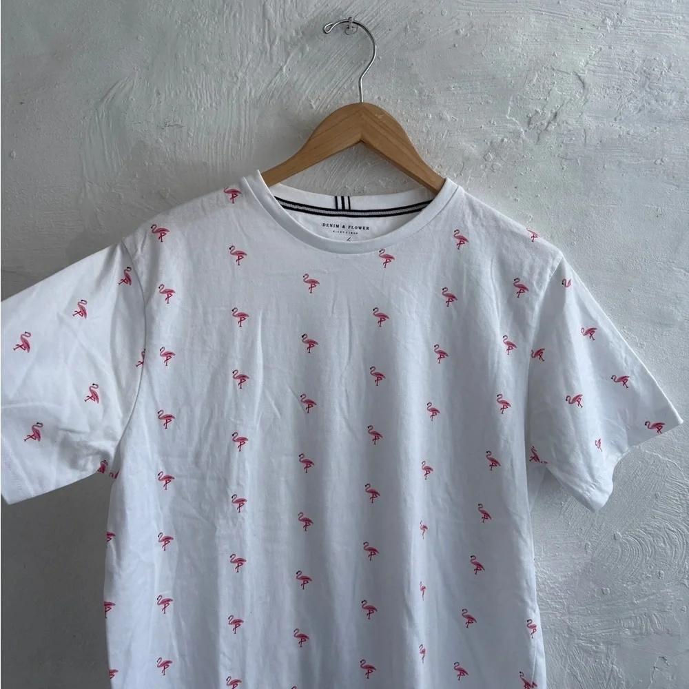 Men’s denim & flower flamingo tee